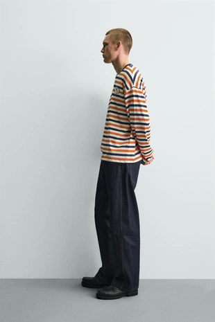 Жаккардовая футболка в полоску с нашивкой- Заказать в России