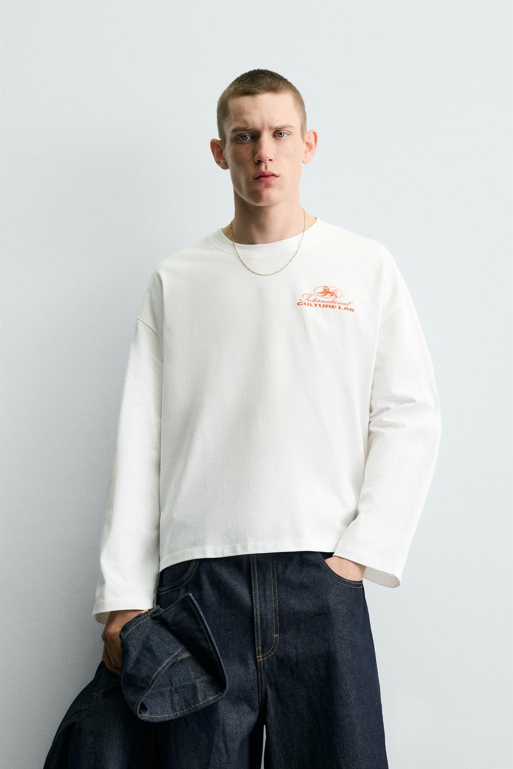 ФУТБОЛКА С КОНТРАСТНЫМИ НАДПИСЯМИ