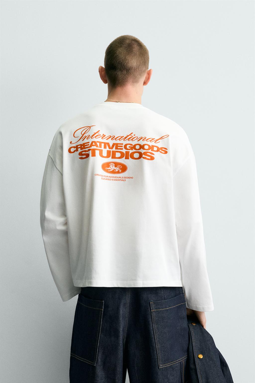 ФУТБОЛКА С КОНТРАСТНЫМИ НАДПИСЯМИ