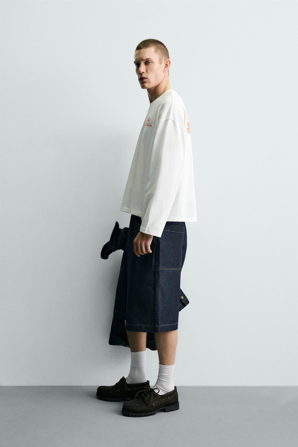 ФУТБОЛКА С КОНТРАСТНЫМИ НАДПИСЯМИ