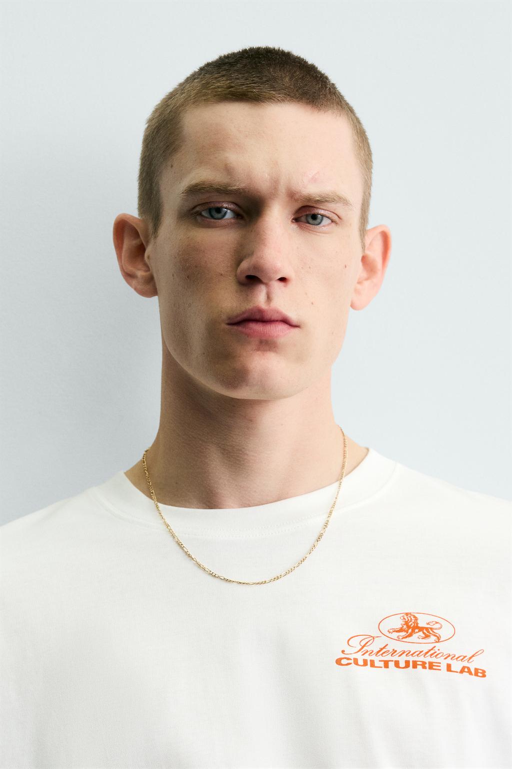 ФУТБОЛКА С КОНТРАСТНЫМИ НАДПИСЯМИ