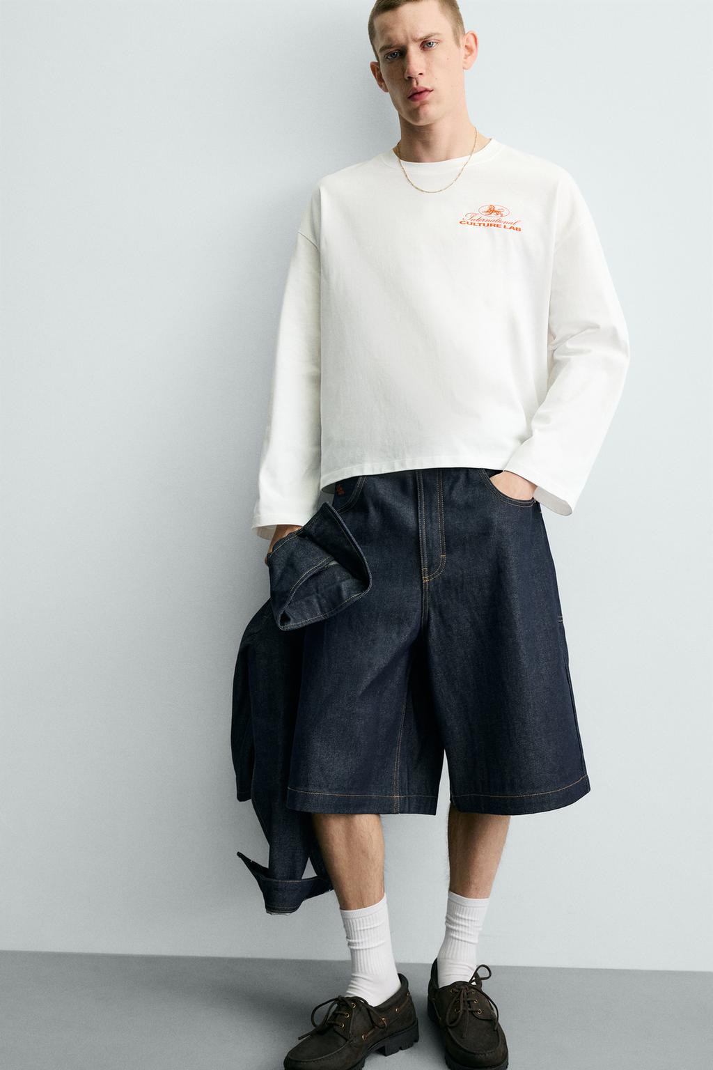 ФУТБОЛКА С КОНТРАСТНЫМИ НАДПИСЯМИ