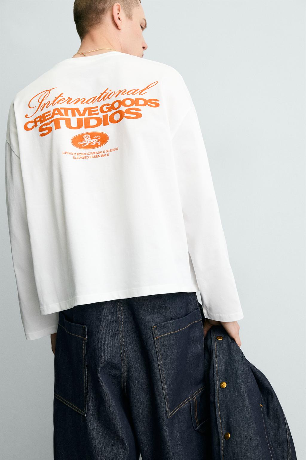 ФУТБОЛКА С КОНТРАСТНЫМИ НАДПИСЯМИ