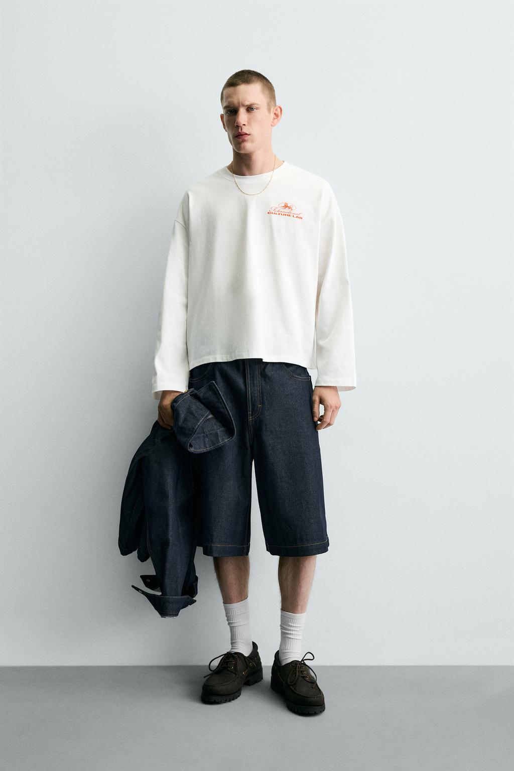 ФУТБОЛКА С КОНТРАСТНЫМИ НАДПИСЯМИ