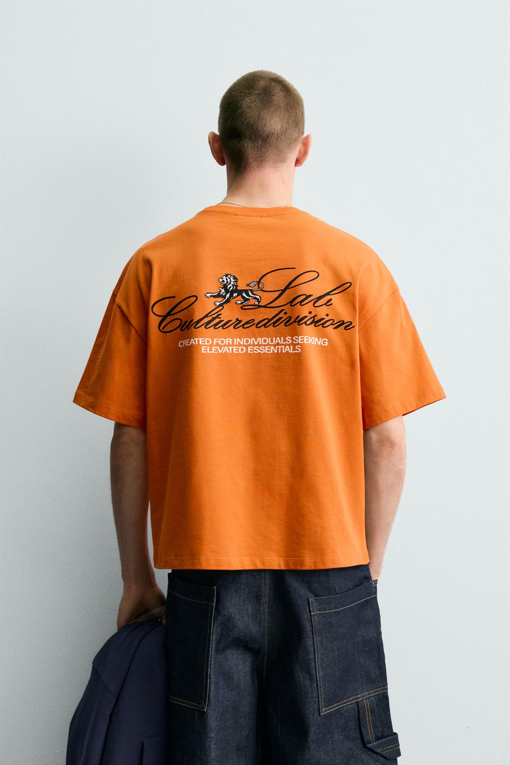 ФУТБОЛКА С КОНТРАСТНЫМ ПРИНТОМ