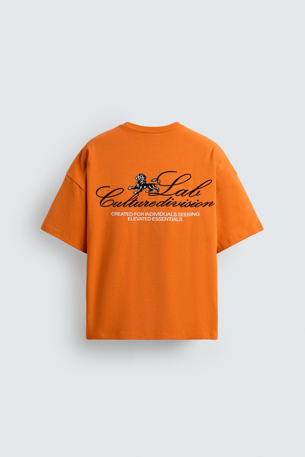 ФУТБОЛКА С КОНТРАСТНЫМ ПРИНТОМ