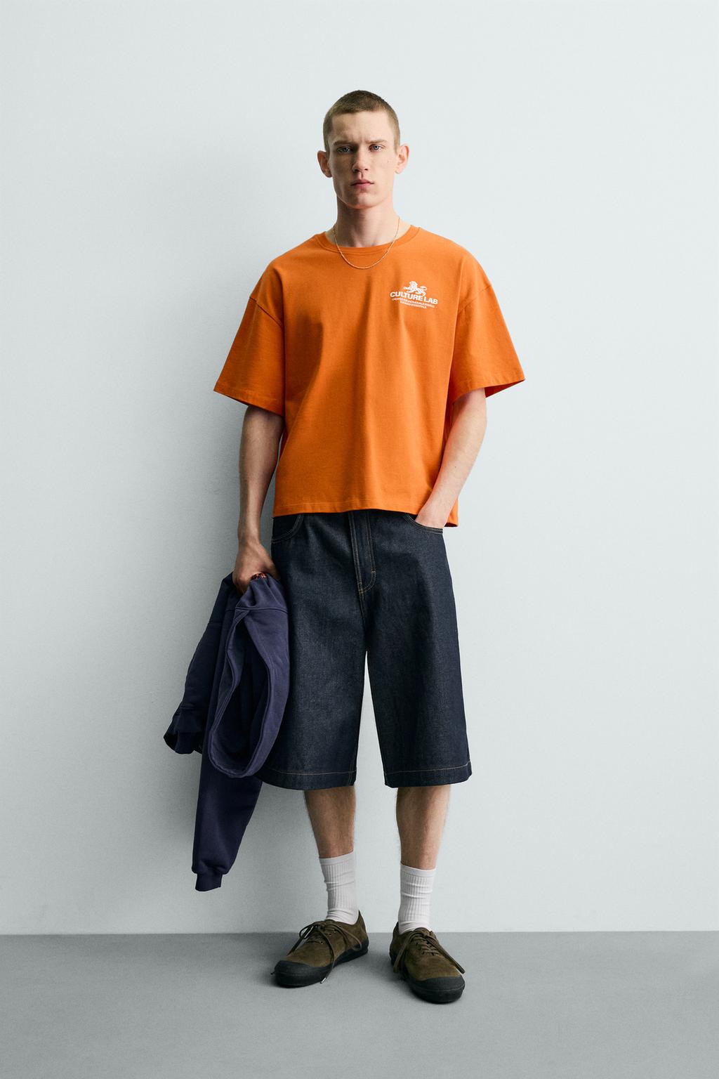 ФУТБОЛКА С КОНТРАСТНЫМ ПРИНТОМ