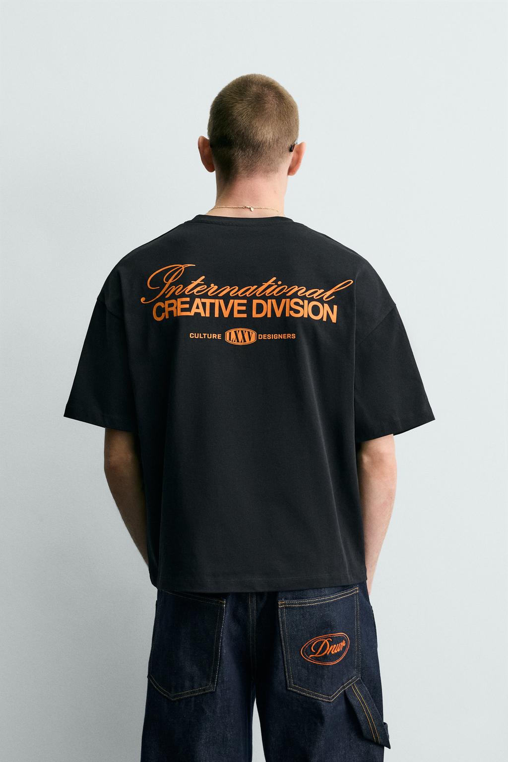 ФУТБОЛКА С КОНТРАСТНЫМ ПРИНТОМ