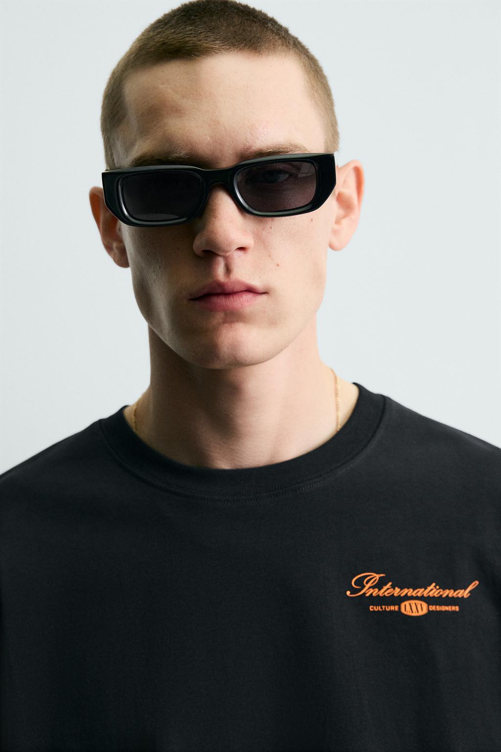 ФУТБОЛКА С КОНТРАСТНЫМ ПРИНТОМ