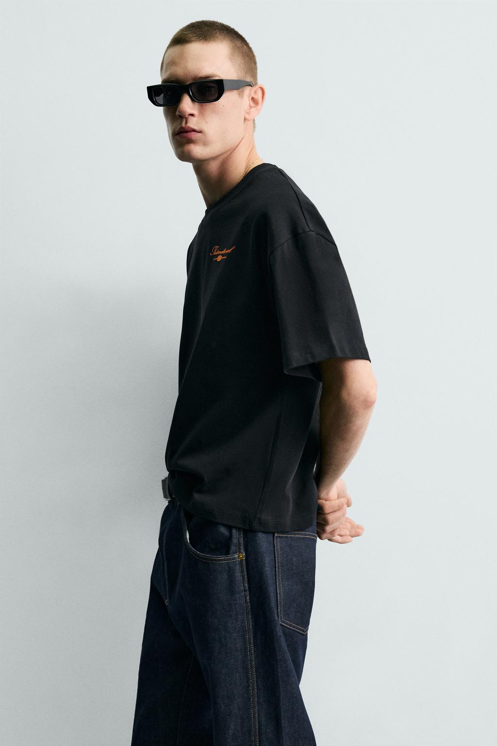 ФУТБОЛКА С КОНТРАСТНЫМ ПРИНТОМ