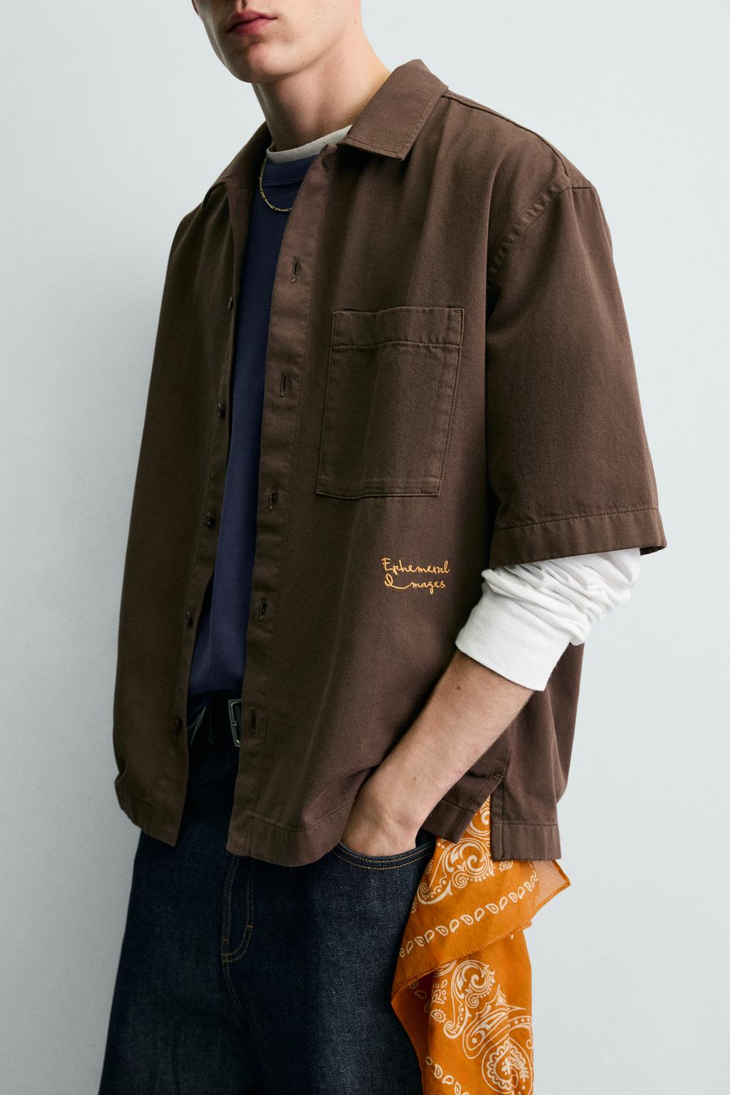 РУБАШКА С КОНТРАСТНЫМ ПРИНТОМ И ЭФФЕКТОМ ПОТЕРТОСТИ