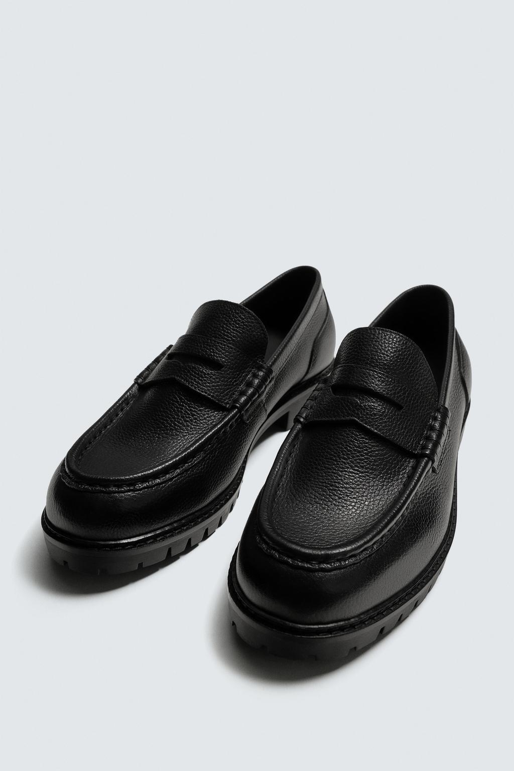 КОЖАНЫЕ ЛОФЕРЫ С ПЛАНКОЙ НА РИФЛЕНОЙ ПОДОШВЕ