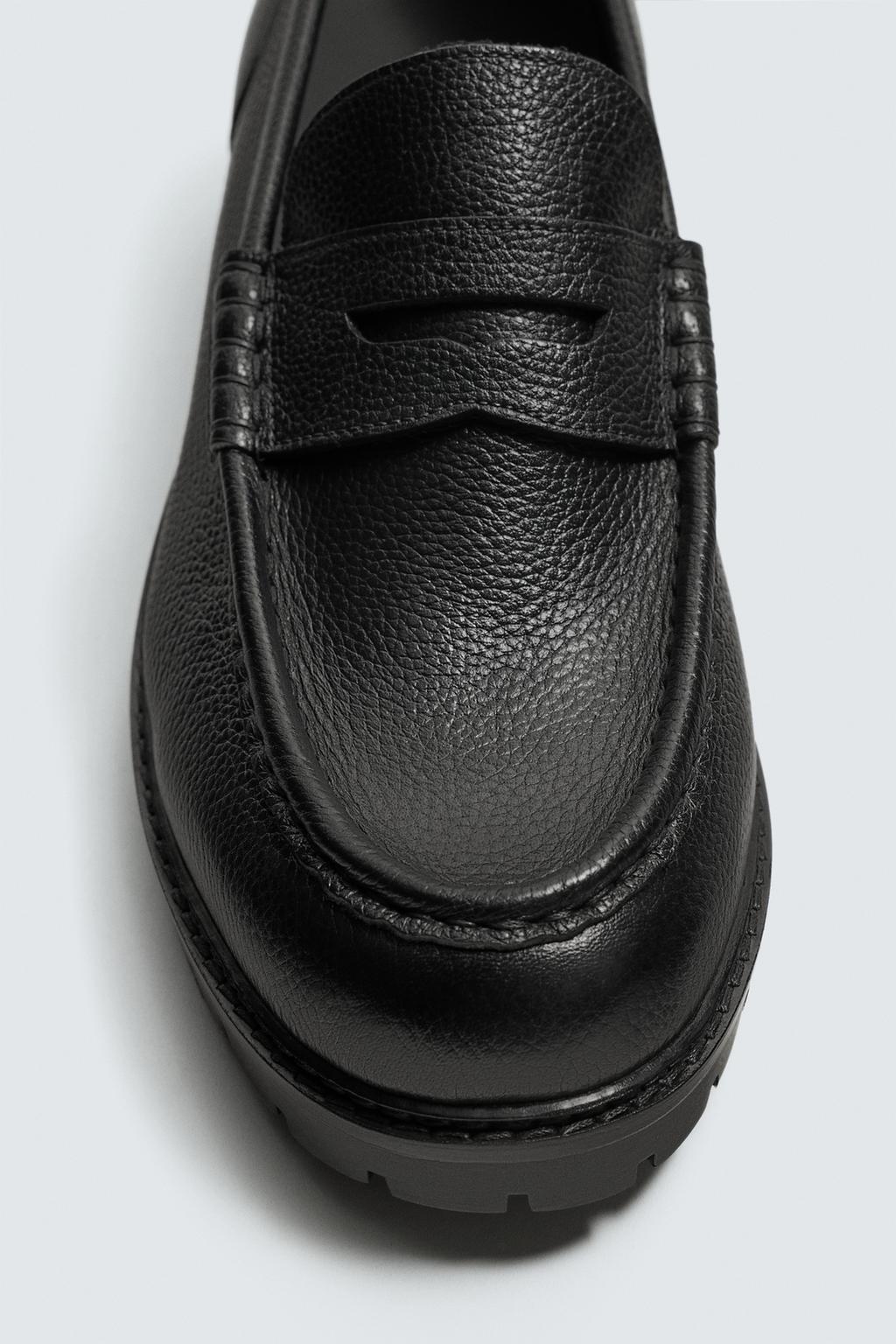 КОЖАНЫЕ ЛОФЕРЫ С ПЛАНКОЙ НА РИФЛЕНОЙ ПОДОШВЕ