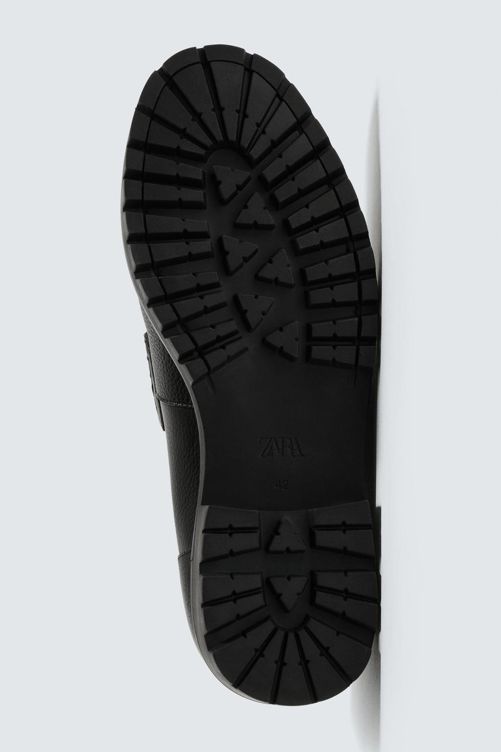 КОЖАНЫЕ ЛОФЕРЫ С ПЛАНКОЙ НА РИФЛЕНОЙ ПОДОШВЕ