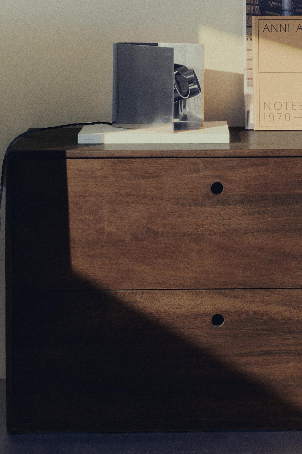 Деревянный сундук с ящиками