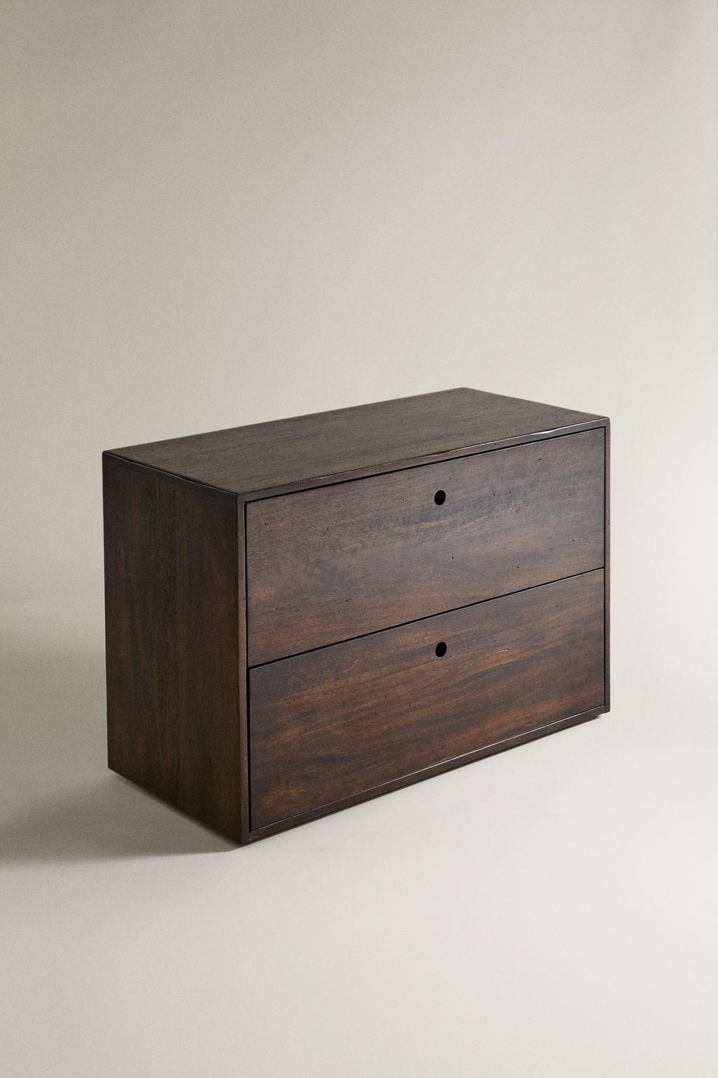 Деревянный сундук с ящиками