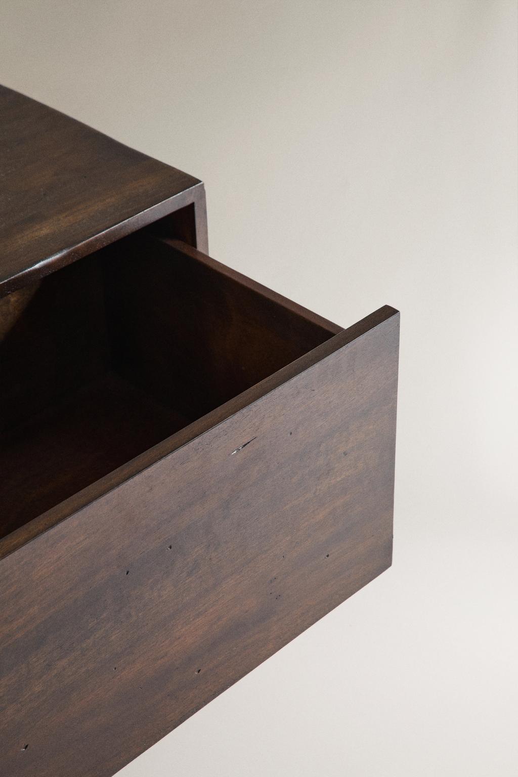 Деревянный сундук с ящиками