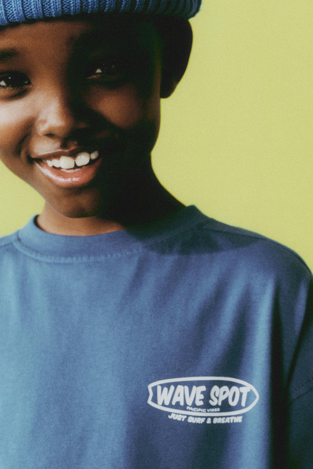 КОМПЛЕКТ ИЗ ФУТБОЛКИ И ШОРТОВ С НАДПИСЬЮ