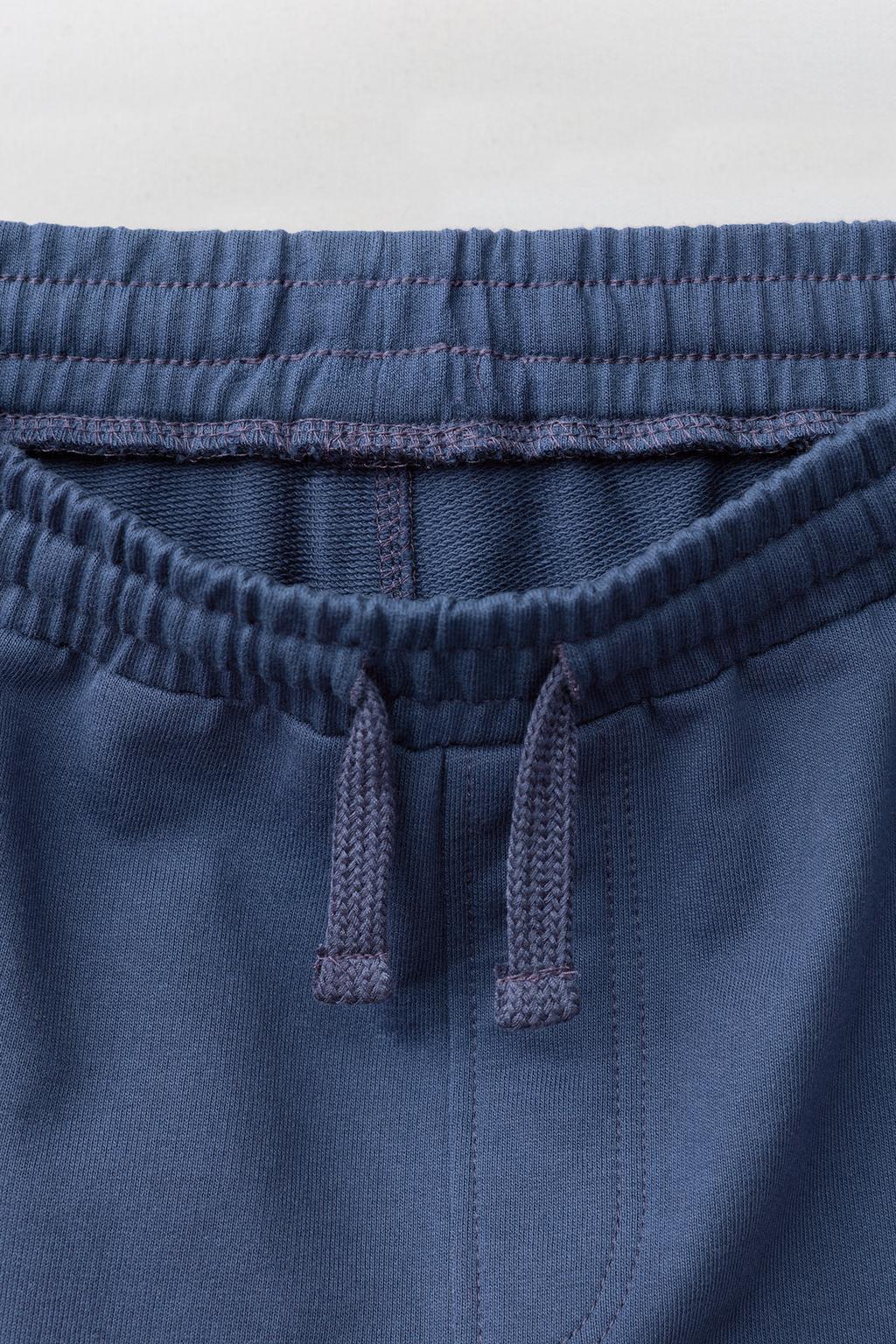 КОМПЛЕКТ ИЗ ФУТБОЛКИ И ШОРТОВ С НАДПИСЬЮ