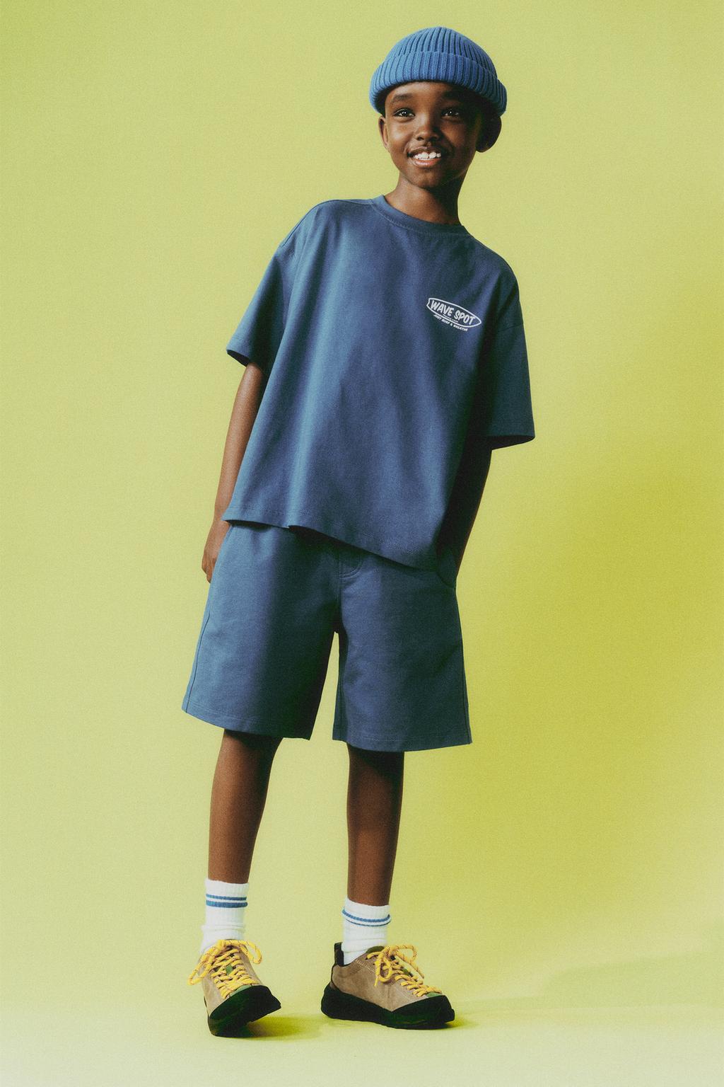 КОМПЛЕКТ ИЗ ФУТБОЛКИ И ШОРТОВ С НАДПИСЬЮ