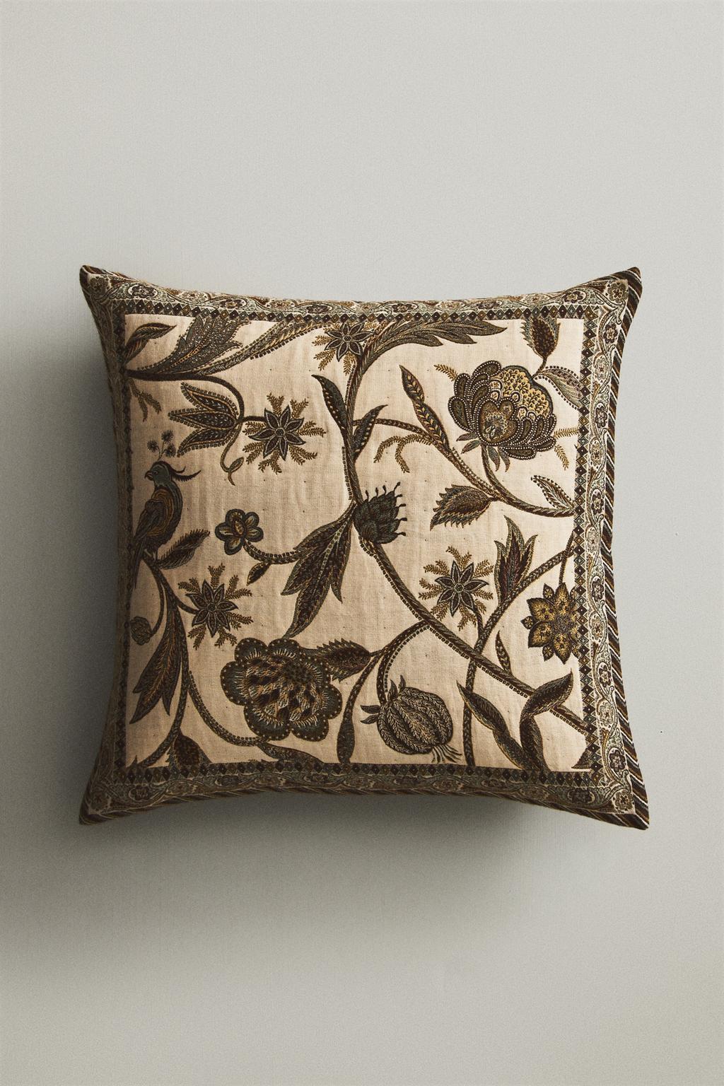 Декоративная наволочка с жаккардовым узором