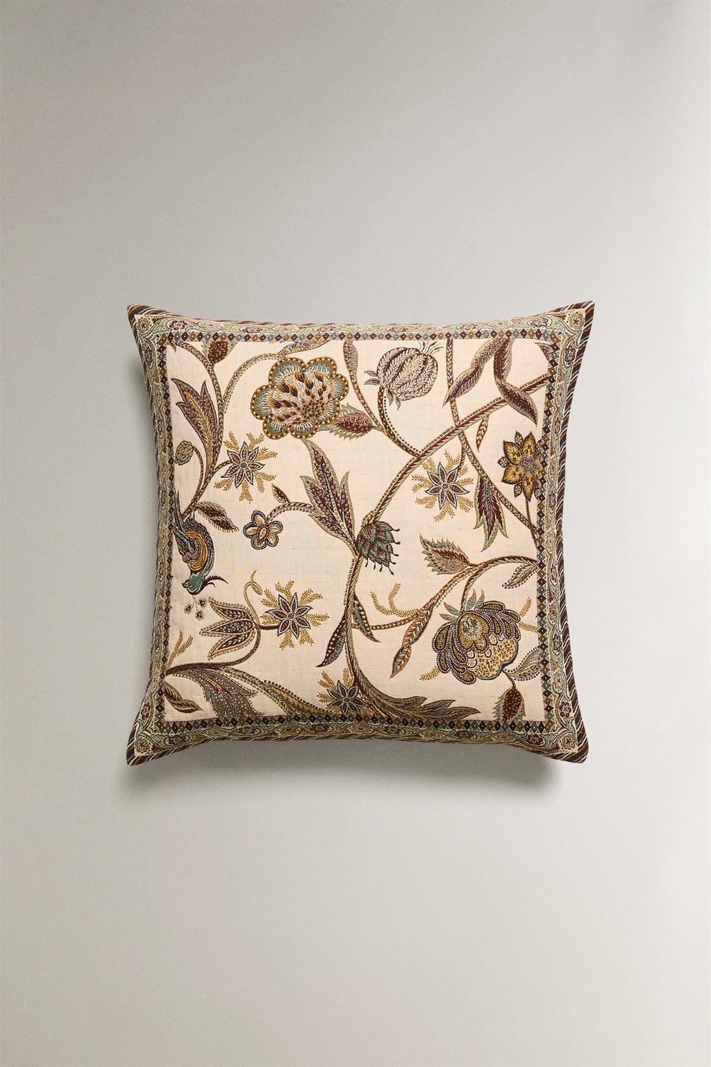 Декоративная наволочка с жаккардовым узором