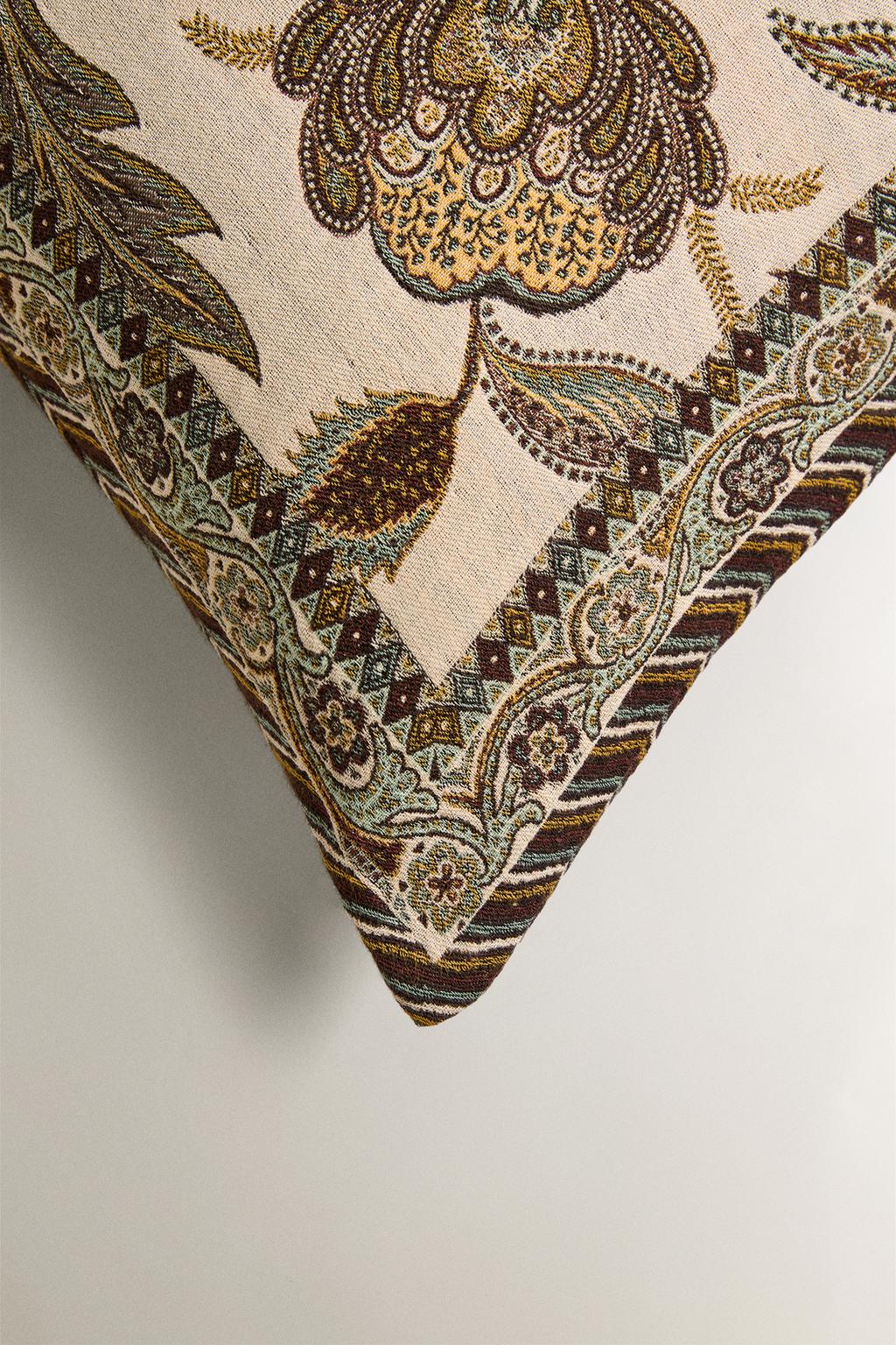 Декоративная наволочка с жаккардовым узором