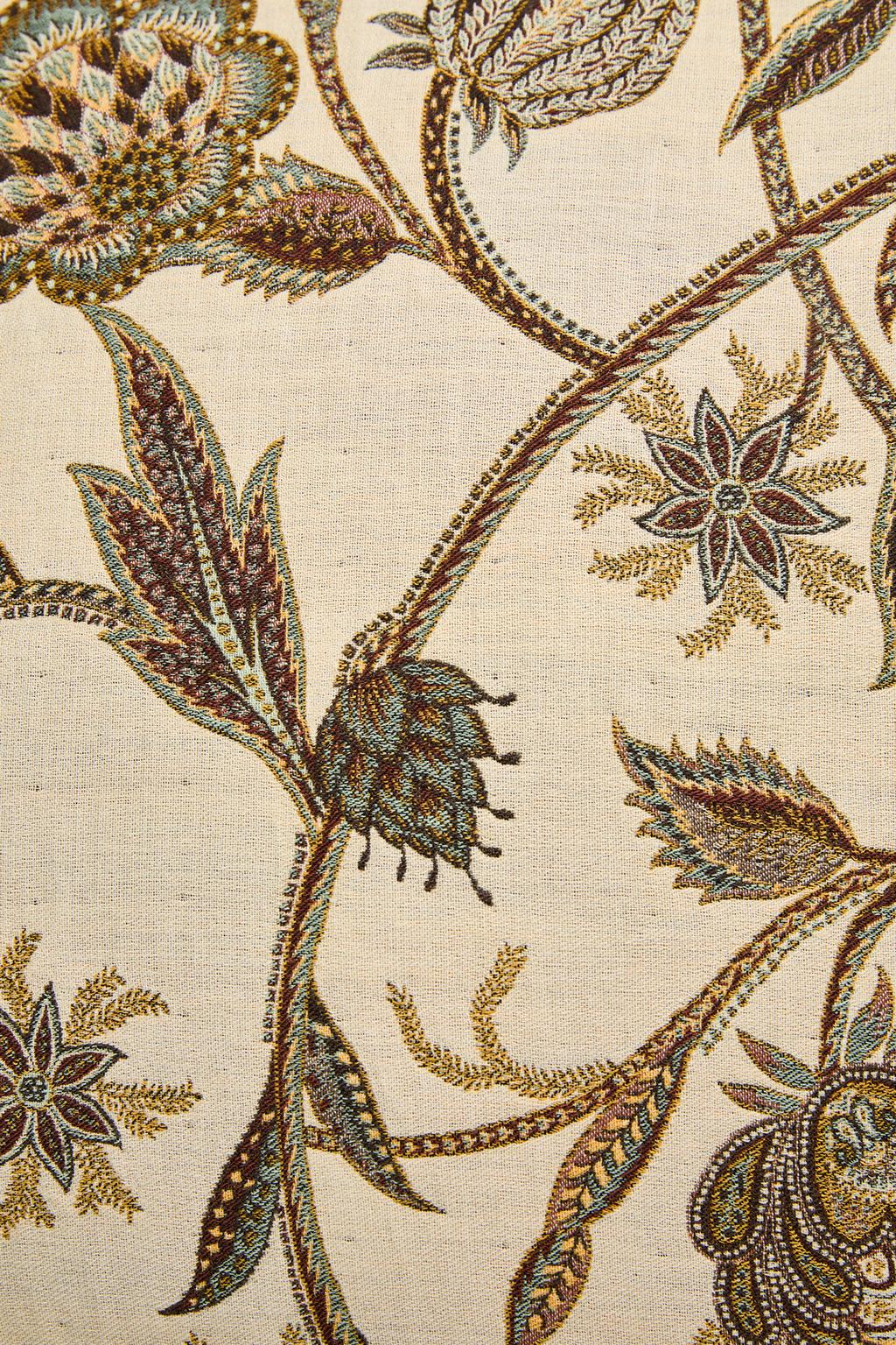 Декоративная наволочка с жаккардовым узором