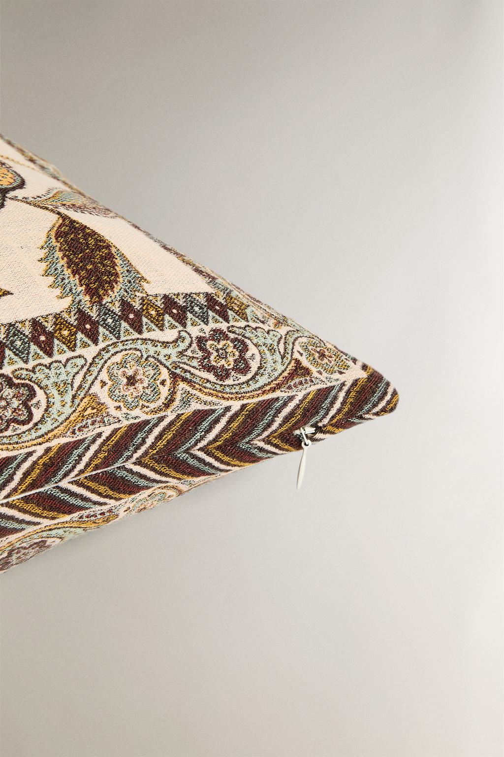 Декоративная наволочка с жаккардовым узором