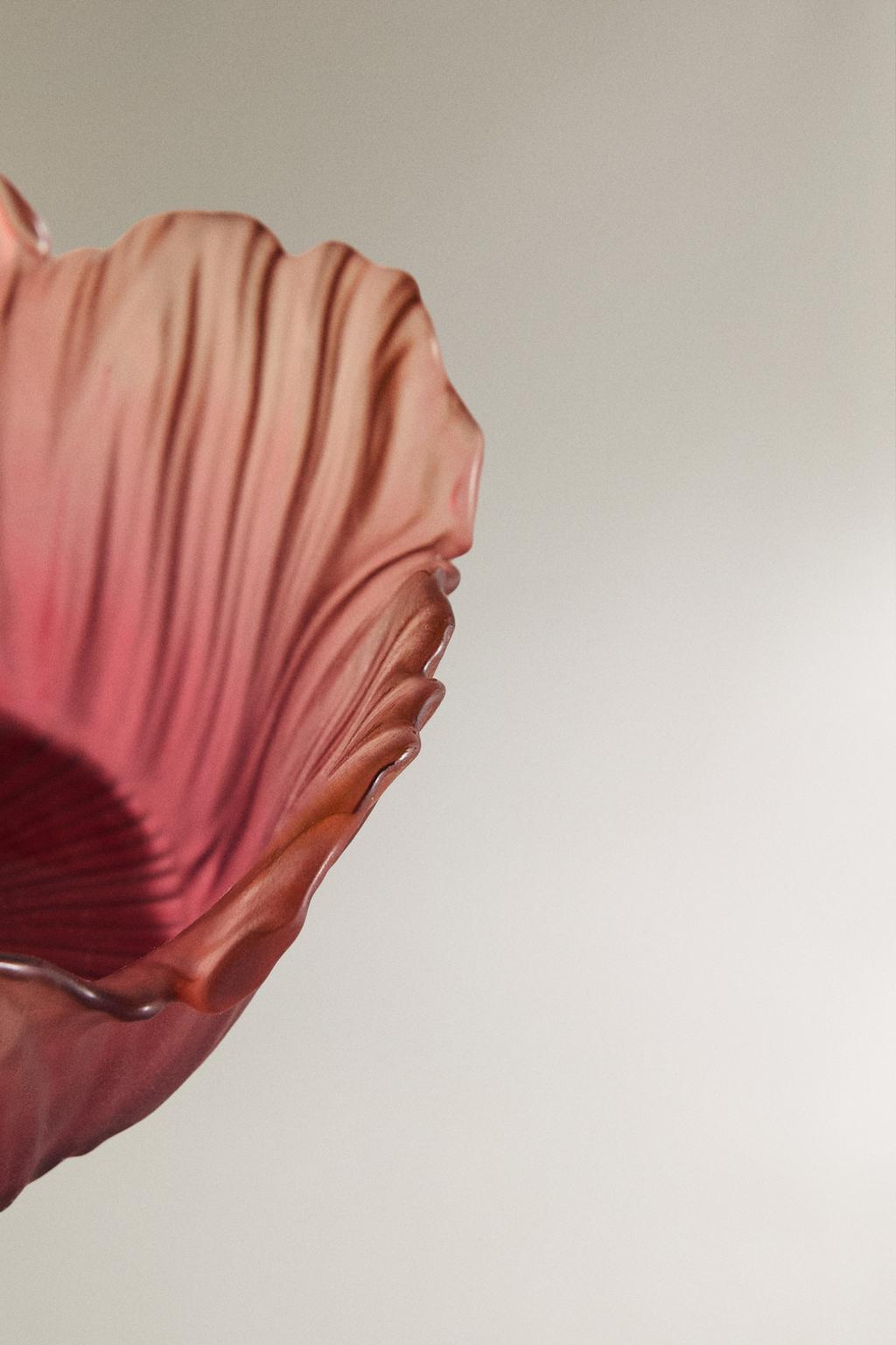 Большая стеклянная чаша в форме цветка