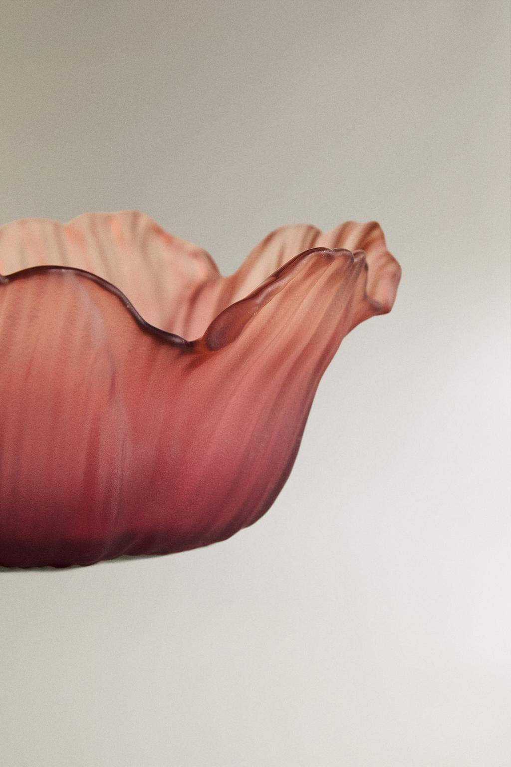 Большая стеклянная чаша в форме цветка