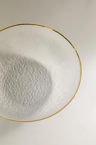 Стеклянная салатница с поднятым узором и золотым краем