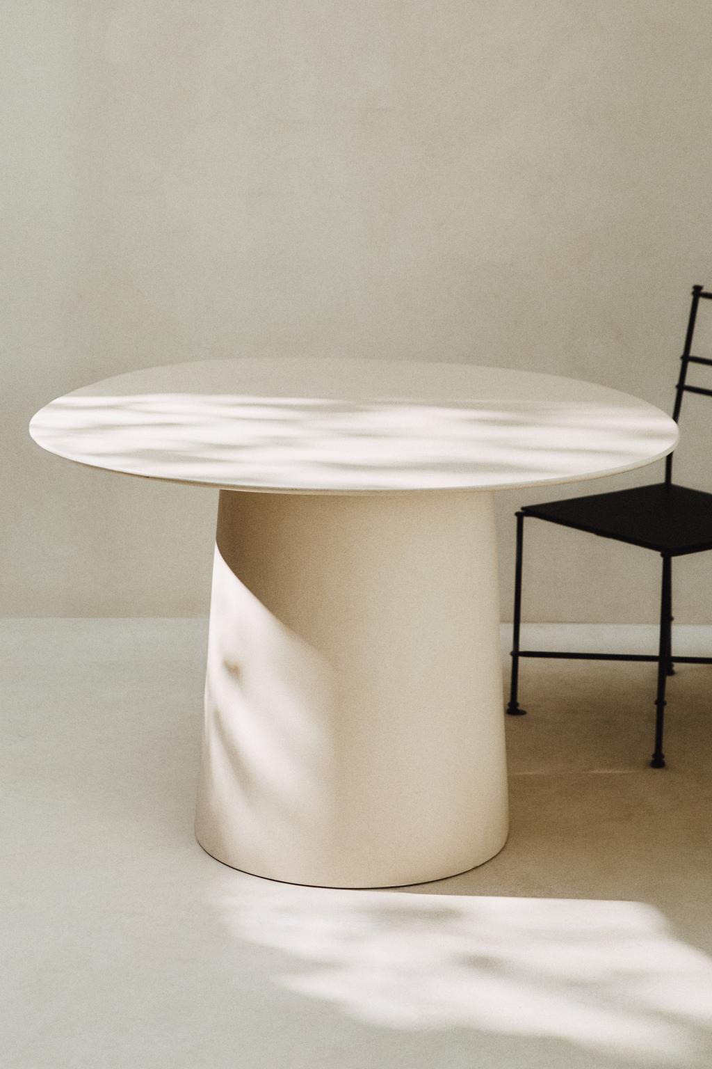 Круглый наружный цементный стол