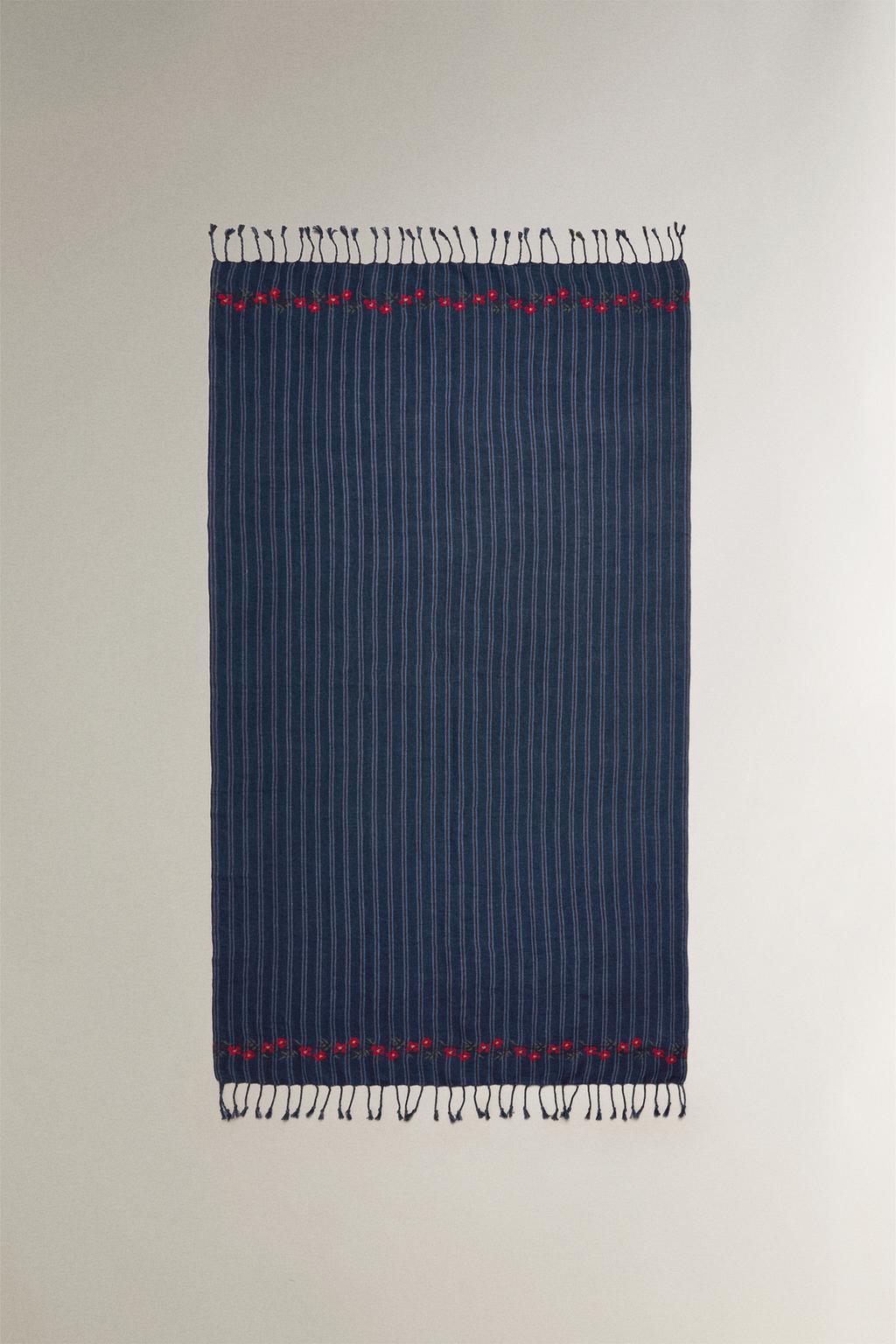 Пляжное полотенце в полоску и с цветочным узором