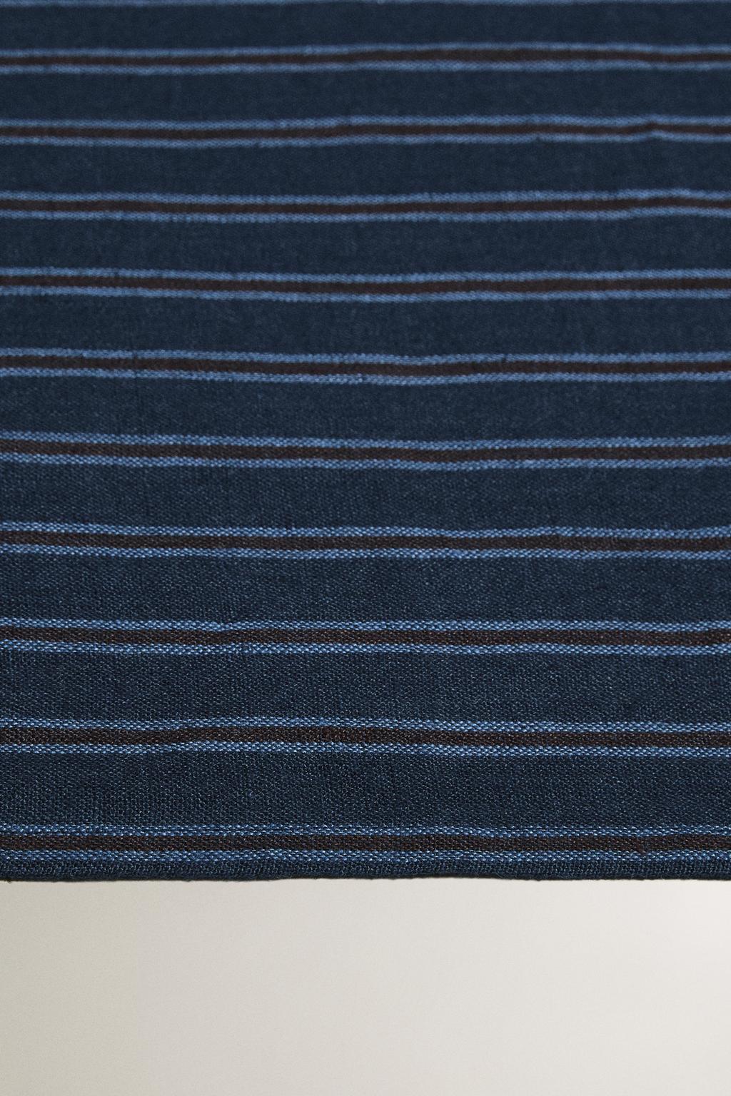 Пляжное полотенце в полоску и с цветочным узором