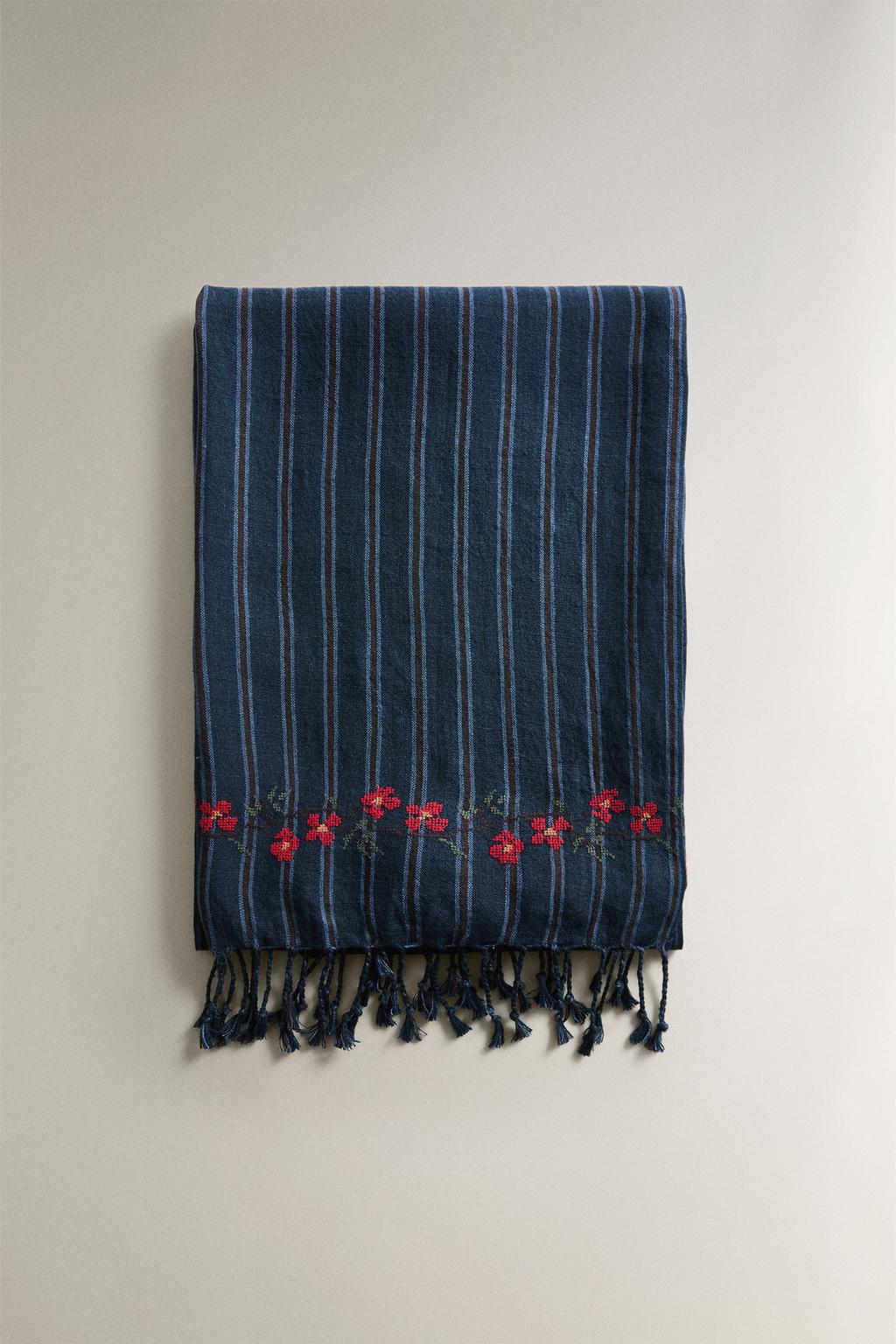 Пляжное полотенце в полоску и с цветочным узором