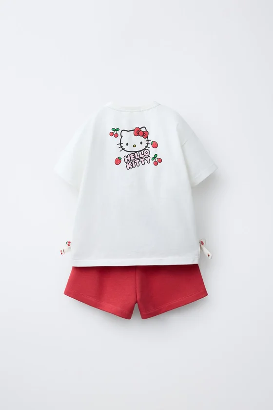 КОМПЛЕКТ ИЗ ФУТБОЛКИ И БЕРМУД С ВИШНЯМИ HELLO KITTY ©
