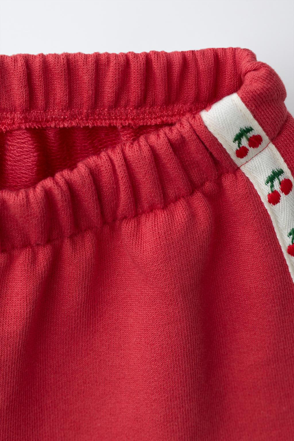 КОМПЛЕКТ ИЗ ФУТБОЛКИ И БЕРМУД С ВИШНЯМИ HELLO KITTY ©