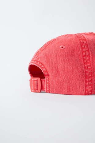 Red | 1879/568/600 - Zara Кепка с эффектом потертости и вышитой надписью