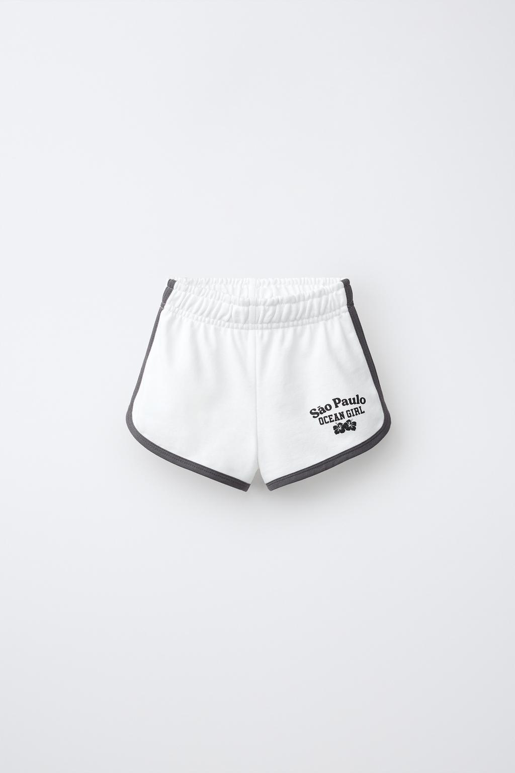 ШОРТЫ-БЕРМУДЫ С КОНТРАСТНОЙ НАДПИСЬЮ