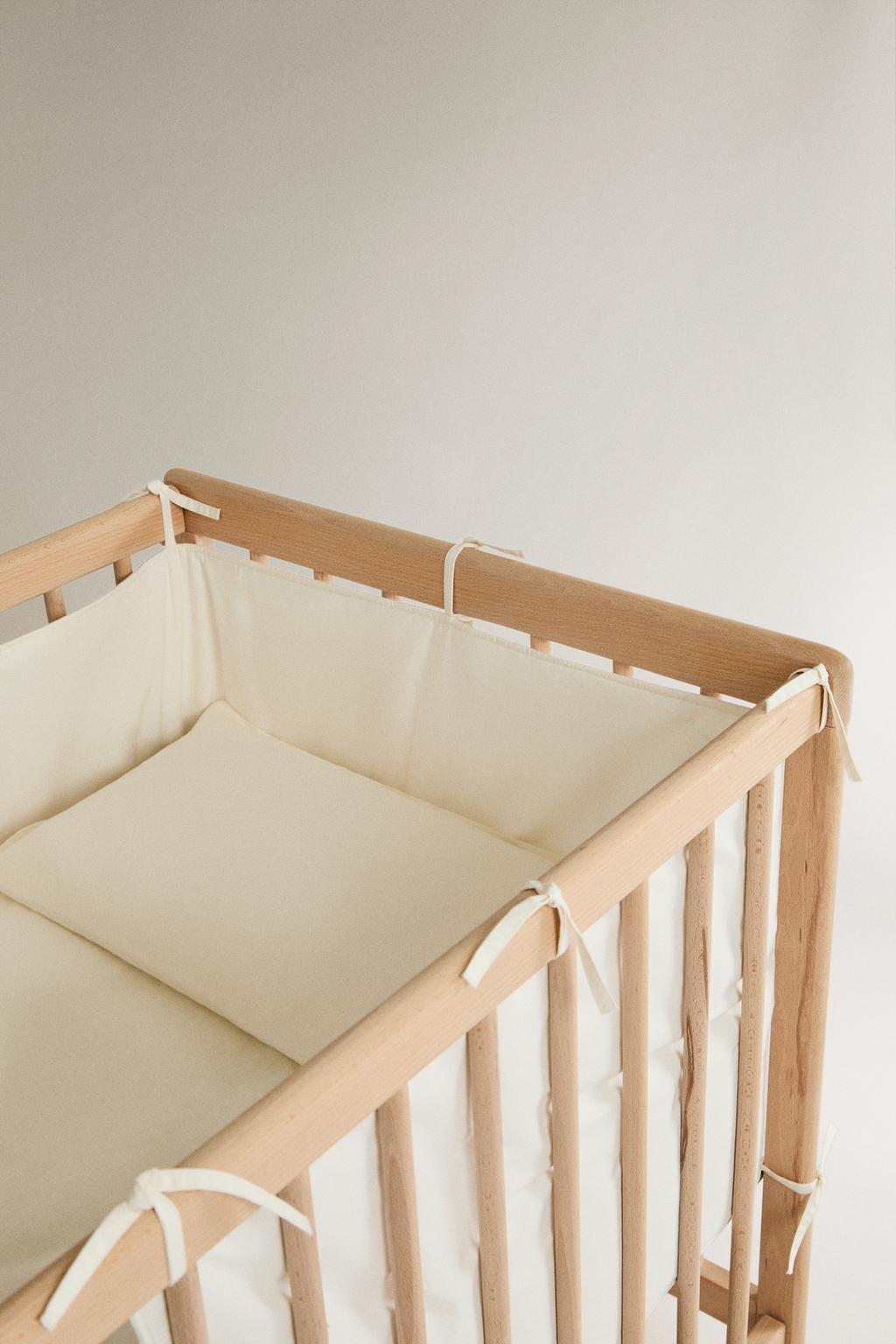 Чехол на бортик кроватки для малышей с зайцем