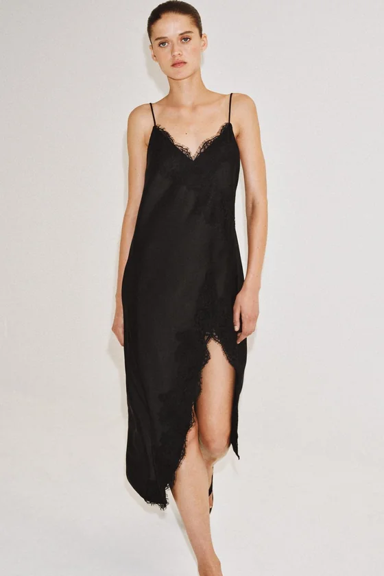 АТЛАСНОЕ ПЛАТЬЕ С КРУЖЕВОМ — коллекция Zara «ZW»