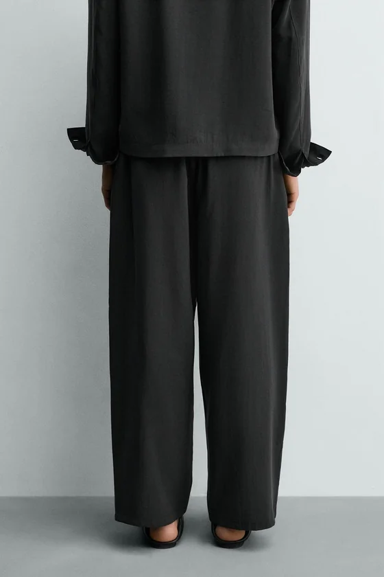 СТРУЯЩИЕСЯ БРЮКИ СО СКЛАДКАМИ