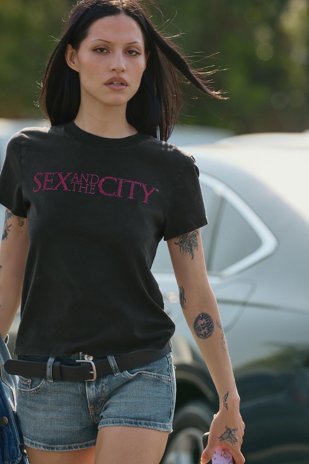 ФУТБОЛКА С ЭФФЕКТОМ ПОТЕРТОСТИ SEX & THE CITY™