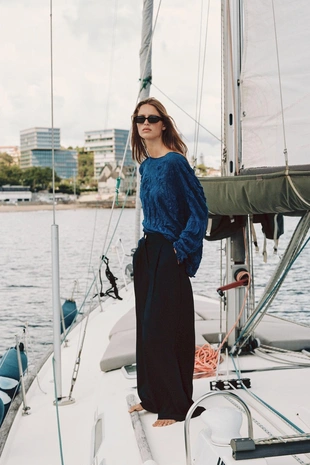 Брюки палаццо с золотистой пуговицей- Заказать в России