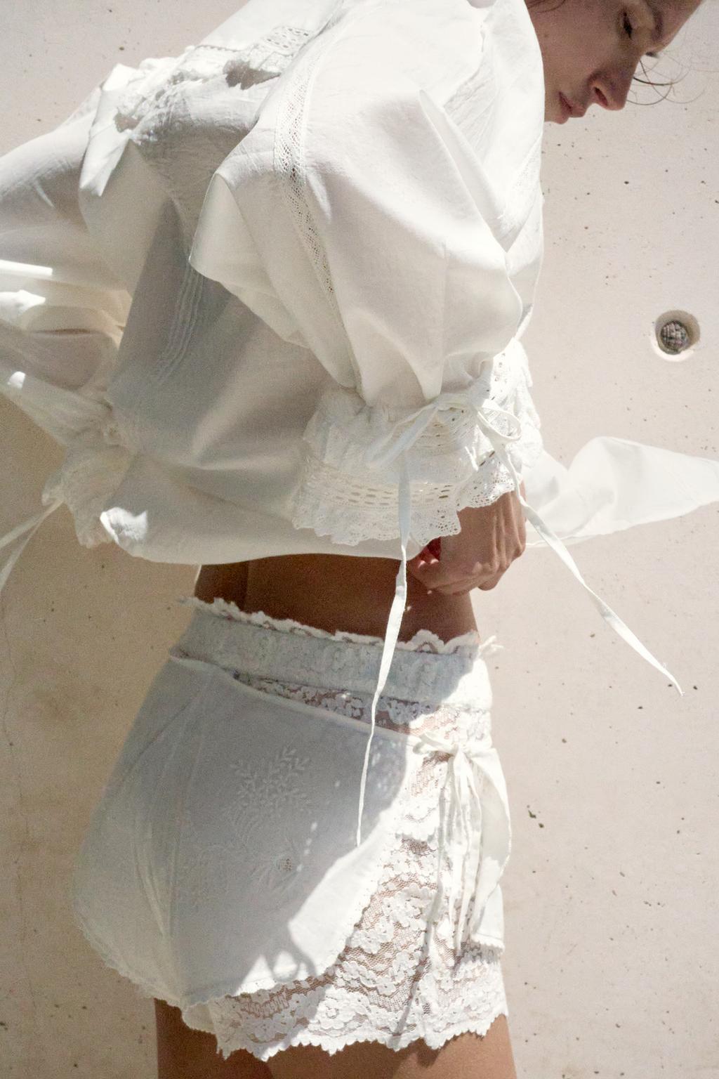 КОМБИНИРОВАННЫЕ ШОРТЫ С ВЫШИВКОЙ И КРУЖЕВОМ