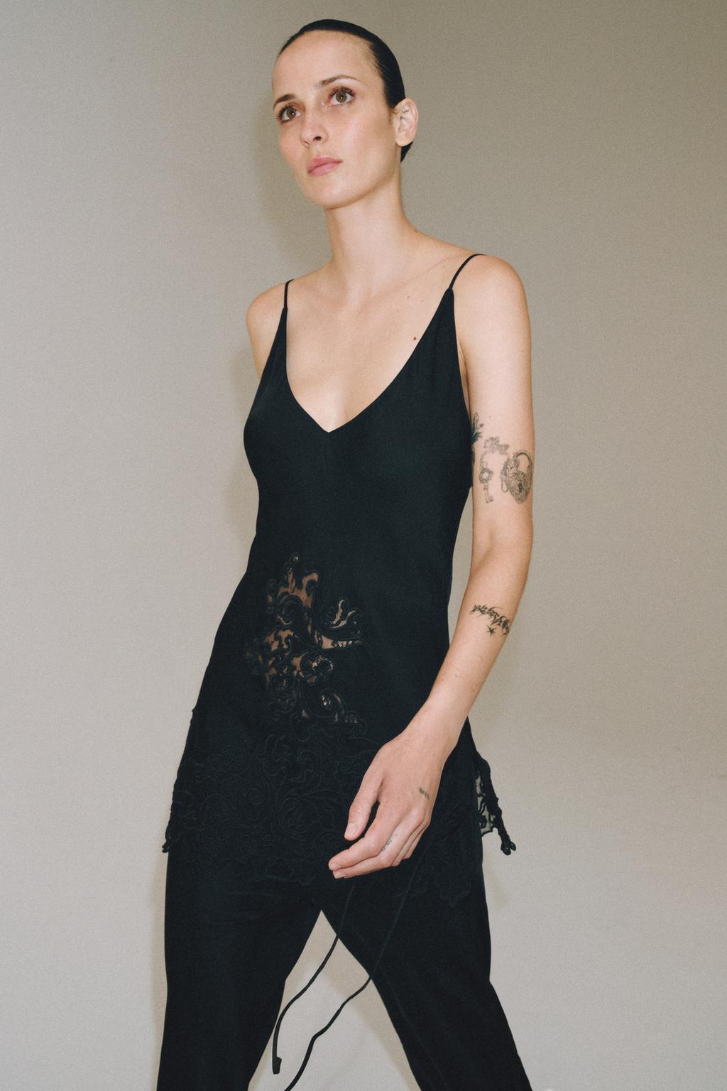 АТЛАСНЫЙ ТОП С ВЫШИВКОЙ — коллекция Zara «ZW»