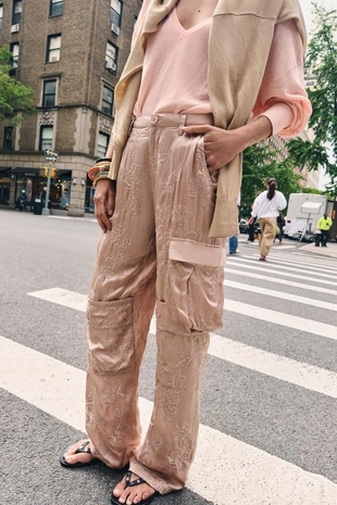 Брюки карго с вышивкой — коллекция Zara «Zw»- Заказать в России