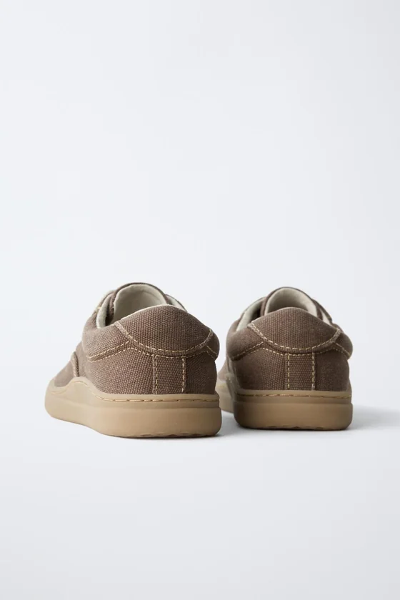 Кроссовки на шнуровке