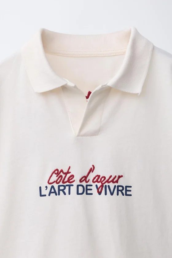 ПОЛО С ТЕКСТОВЫМ ПРИНТОМ